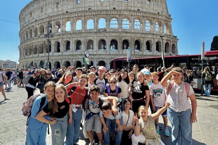 Gruppo davanti al Colosseo